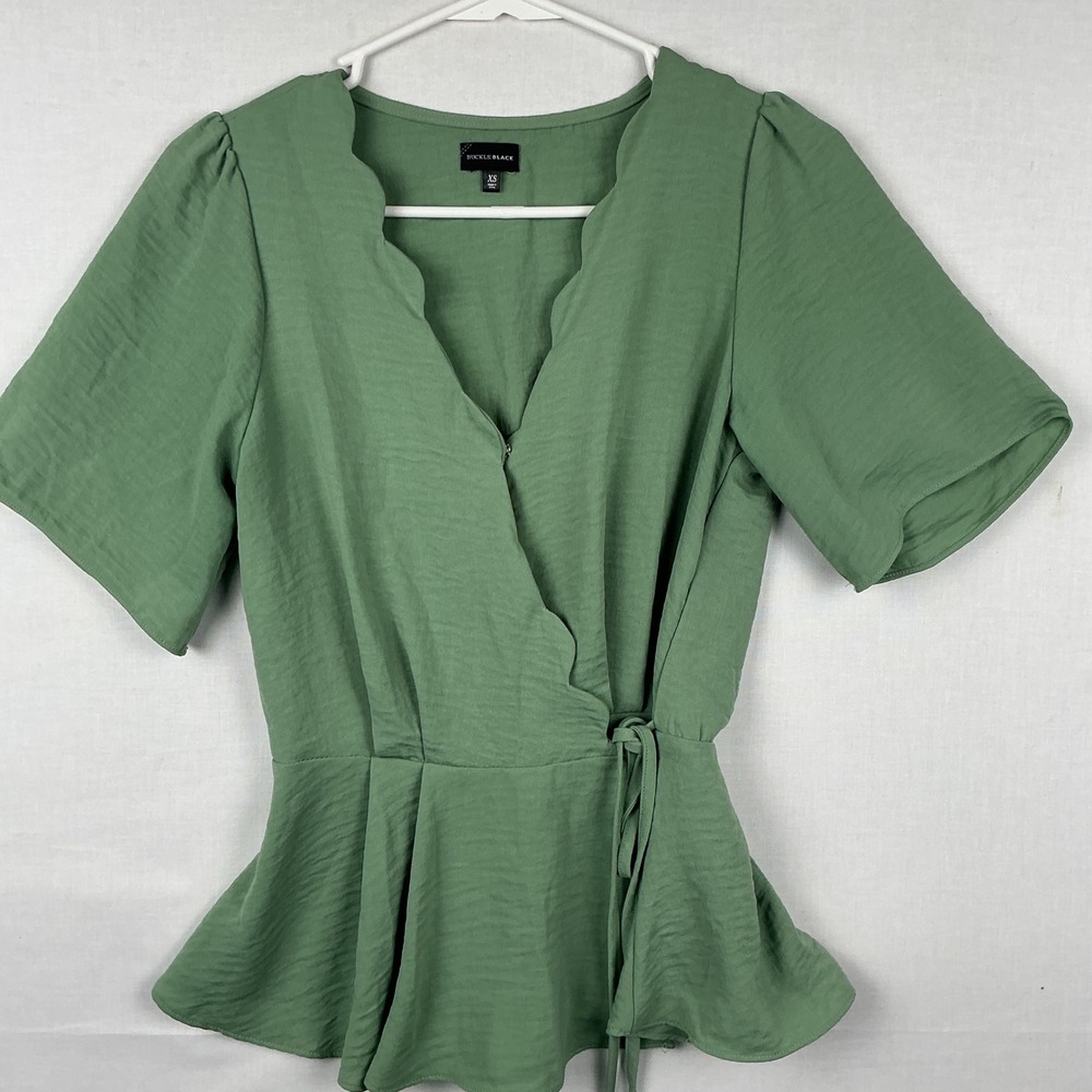 Buckle Black Wrap Peplum Top Womens XS Scalloped V-Neck Short Sleeve Green